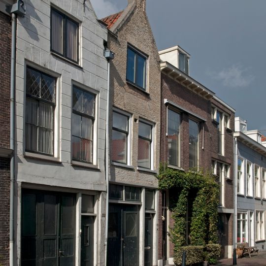 Pand met geverfde puntgevel met geprofileerde zijafdekstukken en oude raamkozijnen