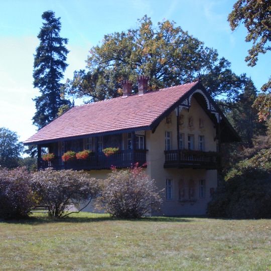 Kavaliershaus im Schweizerstil, mit Malereien und figürlichen Plastiken Halbendorfer Straße 6