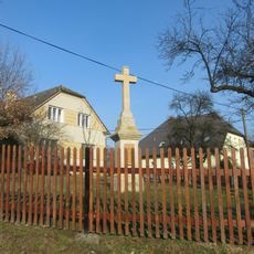 Kříž v Postřelmůvku u hlavní silnice