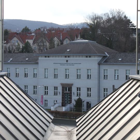 Hauptgebäude der HBL für Wein- und Obstbau sowie 2 Persönlichkeitsdenkmale