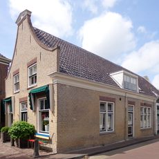 Pand met zadeldak tussen tuitgevels