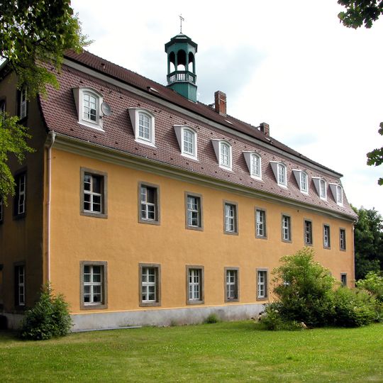 Schloss und Gartenpavillon mit umgebendem Gartenbereich, Wirtschaftsgebäude und winklige Scheune sowie nördliche Einfriedungsmauer des ehemaligen Rittergutes Alte Dorfstraße 11, 12