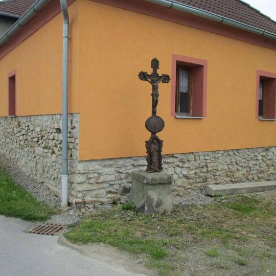 Kříž v Ratiboři u křižovatky