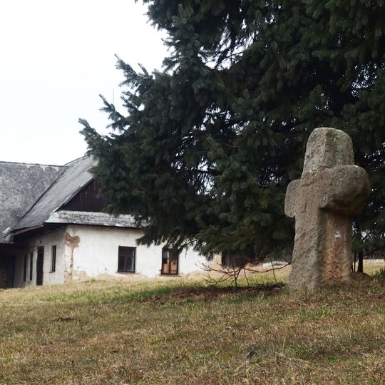 Smírčí kříž v Sopotnici před kostelem