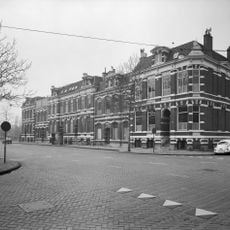 Woonblok met herenhuizen uit 1882 in een combinatie van Eclecticisme en neorenaissance stijl