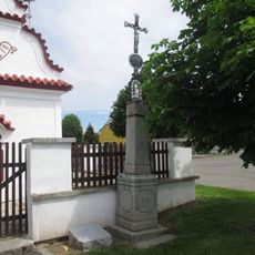 Kříž u kaple ve Svéradicích