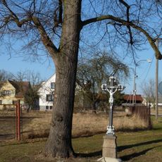 Kříž v Doňově u křižovatky