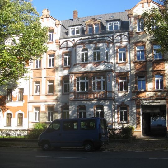 Mietshaus in geschlossener Bebauung mit Vorgarten Geibelstraße 7