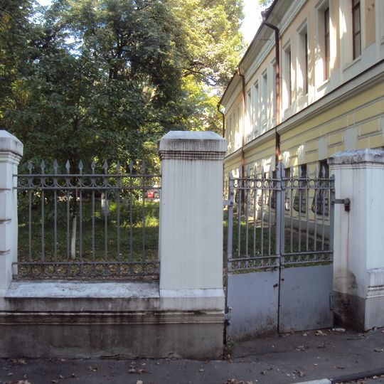 Ограда парадного въезда с калиткой