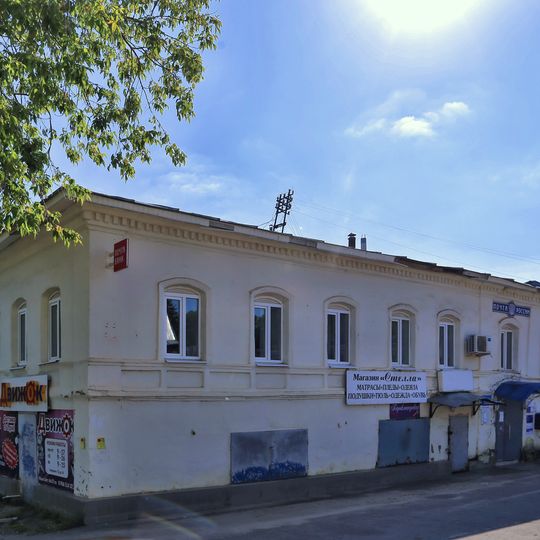 Здание административное с лавками