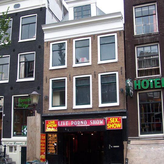 Pand met gevel onder rechte lijst