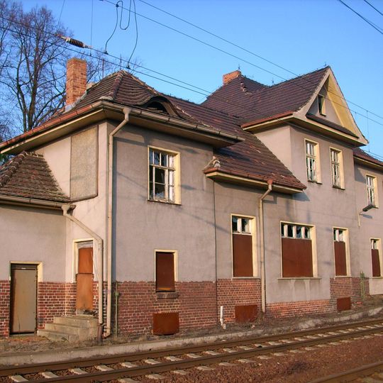 Bahnhof mit Dienstgebäude , Güterboden und Bahnwärterhaus mit Aborten Am Bahnhof 1, 2