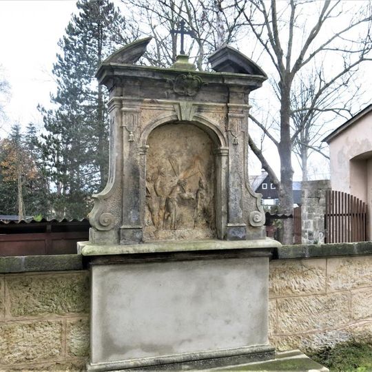 Kaplička V. zastavení křížové cesty u kostela v Arnolticích