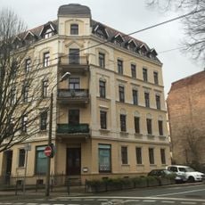 Mietshaus mit Laden in geschlossener Bebauung, Eckhaus, mit Vorgarten und Einfriedung Biesnitzer Straße 72