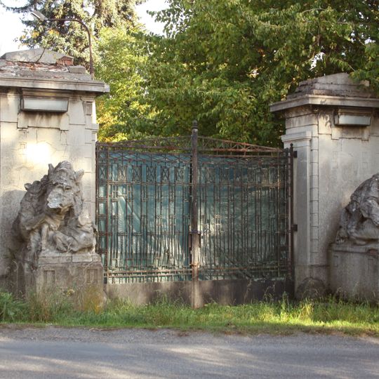 Sochy kanců u brány k Dolnímu zámku v Panenských Břežanech