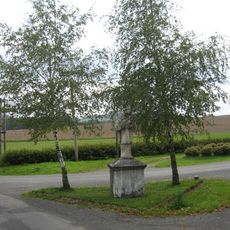 Socha svatého Jana Nepomuckého uprostřed křižovatky u zámku v Mačicích