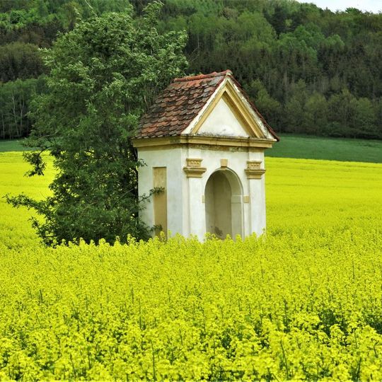Kaplička v poli severně od Velenic