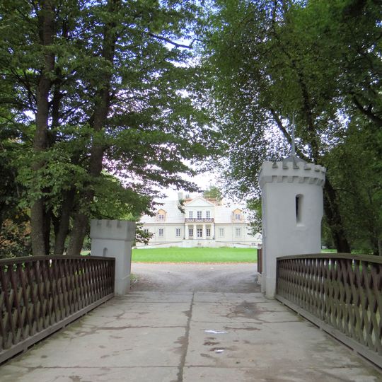 Zespół pałacowy w Romanowie