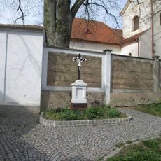 Kříž v Číčově u kostela