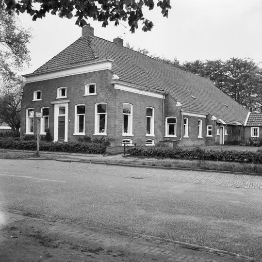 Twee rietgedekte houten schuren