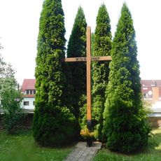 Misijní kříž u kostela v Malenovicích