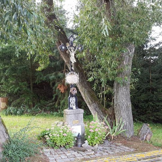 Kříž ve Všeradicích u rybníku Trnovák