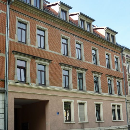 Mietshaus mit Laden in geschlossener Bebauung Otto-Uhlig-Straße 11