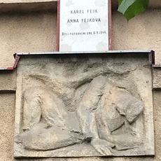 Pamětní deska Anny a Karla Fejkových na domě Na Záhonech 682/7 na Kačerově
