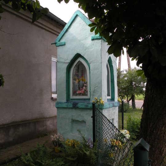 Kapliczka przydrożna, przy posesji nr 50