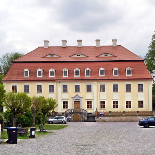 Sachgesamtheit Rittergut Staucha mit folgenden Einzeldenkmalen: Herrenhaus , ein Wirtschaftsgebäude , Scheune , Gutsverwalterhaus mit Remise , Hofpflasterung und Hangmauer mit Keller eines Rittergutes (siehe Einzeld