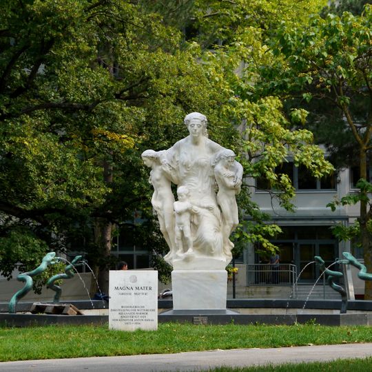 Sculptures in Maurer Rathauspark