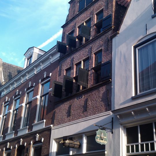 Huis met in jaartalsteen 1649 gedateerde topgevel met grote treden