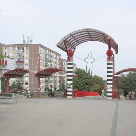 Plastika Chaplin u jižního konce lávky přes Lamačovu ulici na Barrandově