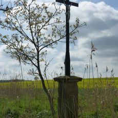 Kříž v poli východně od Rouchovan