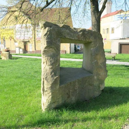 Kamenná plastika v parku v Pivovarské ulici v Bílině