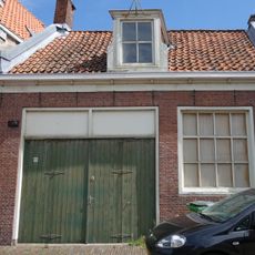 Laag dwarshuis met twaalf-ruits vensters