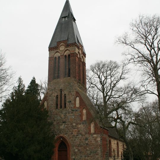 Naturdenkmal Eibe Am Westgiebel der Kirche in Dannenwalde in Dannenwalde