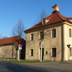 Gestütsanlage: vier Flügel des Hofes, Reithalle und Verwalterwohnhaus August-Bebel-Straße 34