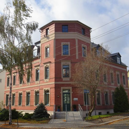 Mietshaus in Ecklage in offener Bebauung mit Vorgarten Lichtenauer Straße 17