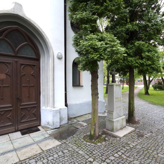 Kříž před kostelem