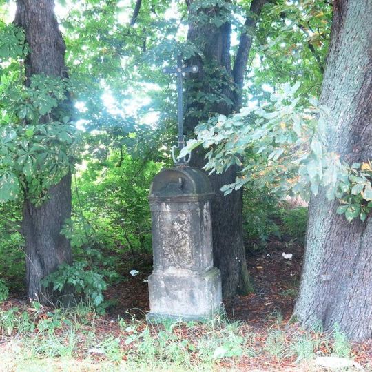 Kříž u silnice 13 západně od osady Větrov