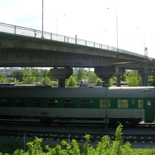 Přemostění odstavného nádraží Záběhlickou ulicí