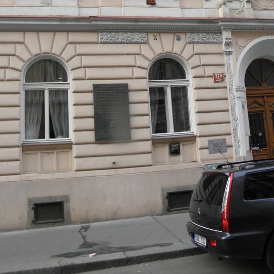 Pamětní deska rodiny Novákových na domě Novákových 375/5 v Libni