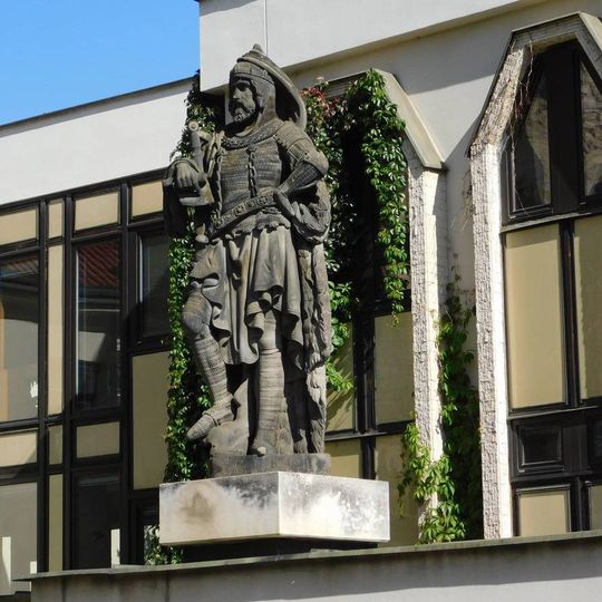 Socha Přemysla II. Otakara v areálu Revmatologického ústavu Na Slupi v Praze