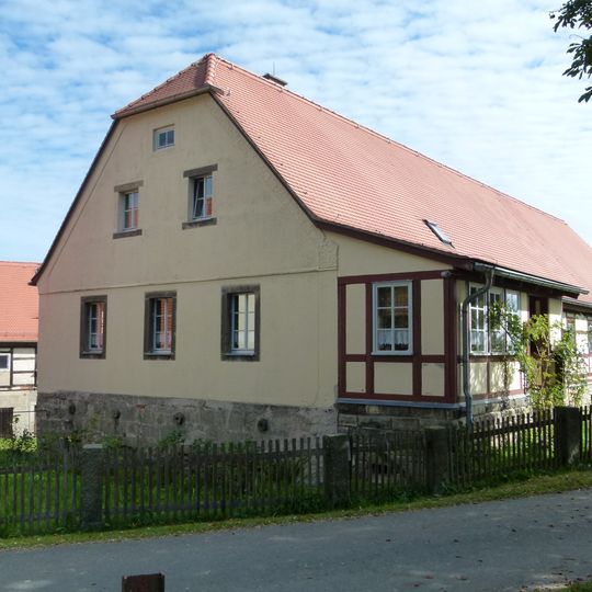 Wohnstallhaus und Auszugshaus sowie Scheune eines ehemaligen Vorwerks Vorwerkstraße 4; 4a