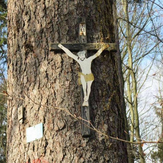 Křížek u Rohle na stromě na okraji lesa