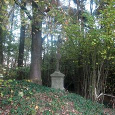 Kříž jižně od Chloumku u lesa