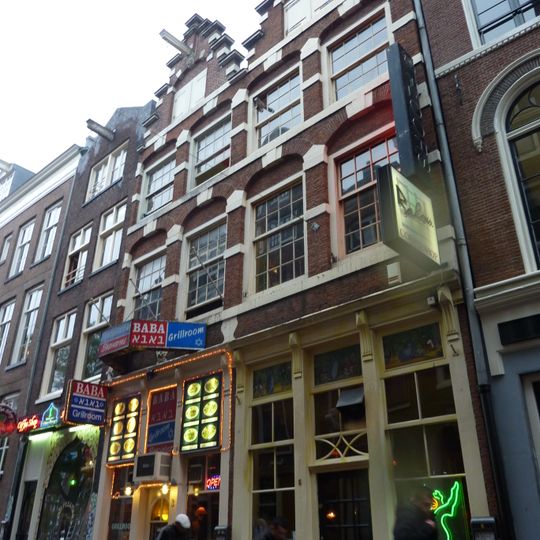 Twee huizen met tweelingtrapgevel van het 'type met grote blokken'