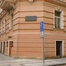 Pamětní deska Otakara Ostrčila na domě Malátova 601/6 na Smíchově