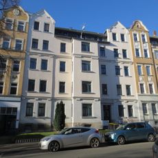 Mietshaus in geschlossener Bebauung mit Vorgarten Zeißstraße 7